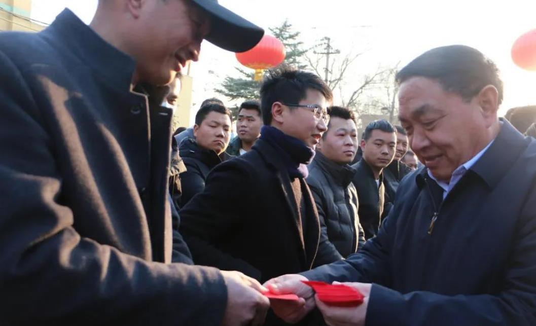 新鄉(xiāng)長(zhǎng)城機(jī)械領(lǐng)導(dǎo)為員工發(fā)開工紅包 新鄉(xiāng)長(zhǎng)城機(jī)械領(lǐng)導(dǎo)為員工發(fā)開工紅包