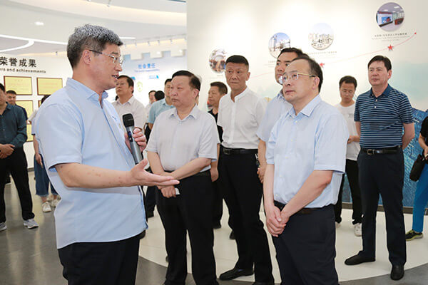 新鄉(xiāng)市政府市長(zhǎng)魏建平到長(zhǎng)城機(jī)械調(diào)研督導(dǎo)“萬(wàn)人助萬(wàn)企”活動(dòng)開(kāi)展情況 新鄉(xiāng)市政府市長(zhǎng)魏建平到長(zhǎng)城機(jī)械調(diào)研督導(dǎo)“萬(wàn)人助萬(wàn)企”活動(dòng)開(kāi)展情況