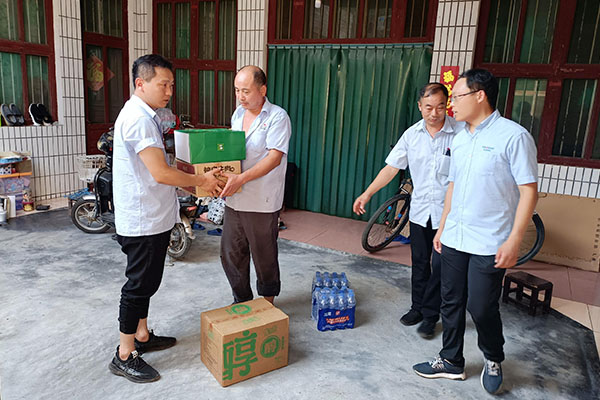 新鄉(xiāng)長城派代表慰問受災(zāi)的員工