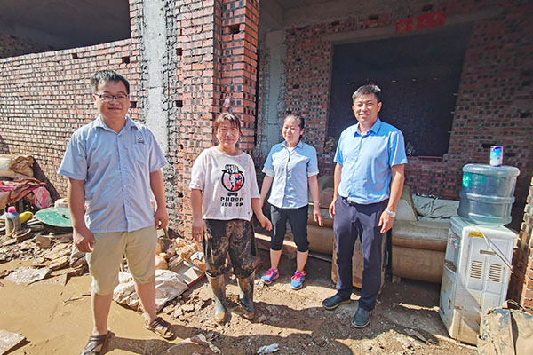 新鄉(xiāng)長城派代表慰問受災(zāi)的員工