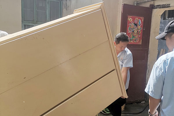 新鄉(xiāng)長城派代表慰問受災(zāi)的員工